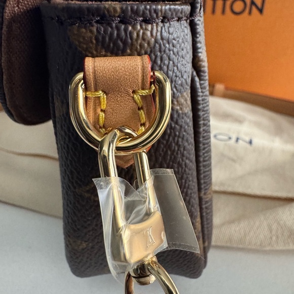 Louis Vuitton- Ivy wallet chain - Brand New w Purchase receipt. - Picture 3 of 9